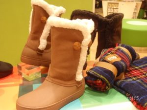 モデッサ シンセティック スエード ボタン ブーツ ウィメンmodessa synthetic suede button boot w